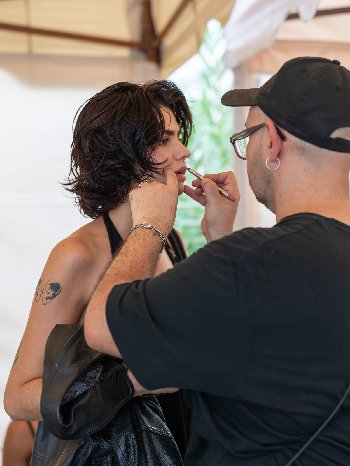 Maquillaje creativo durante desfile de moda